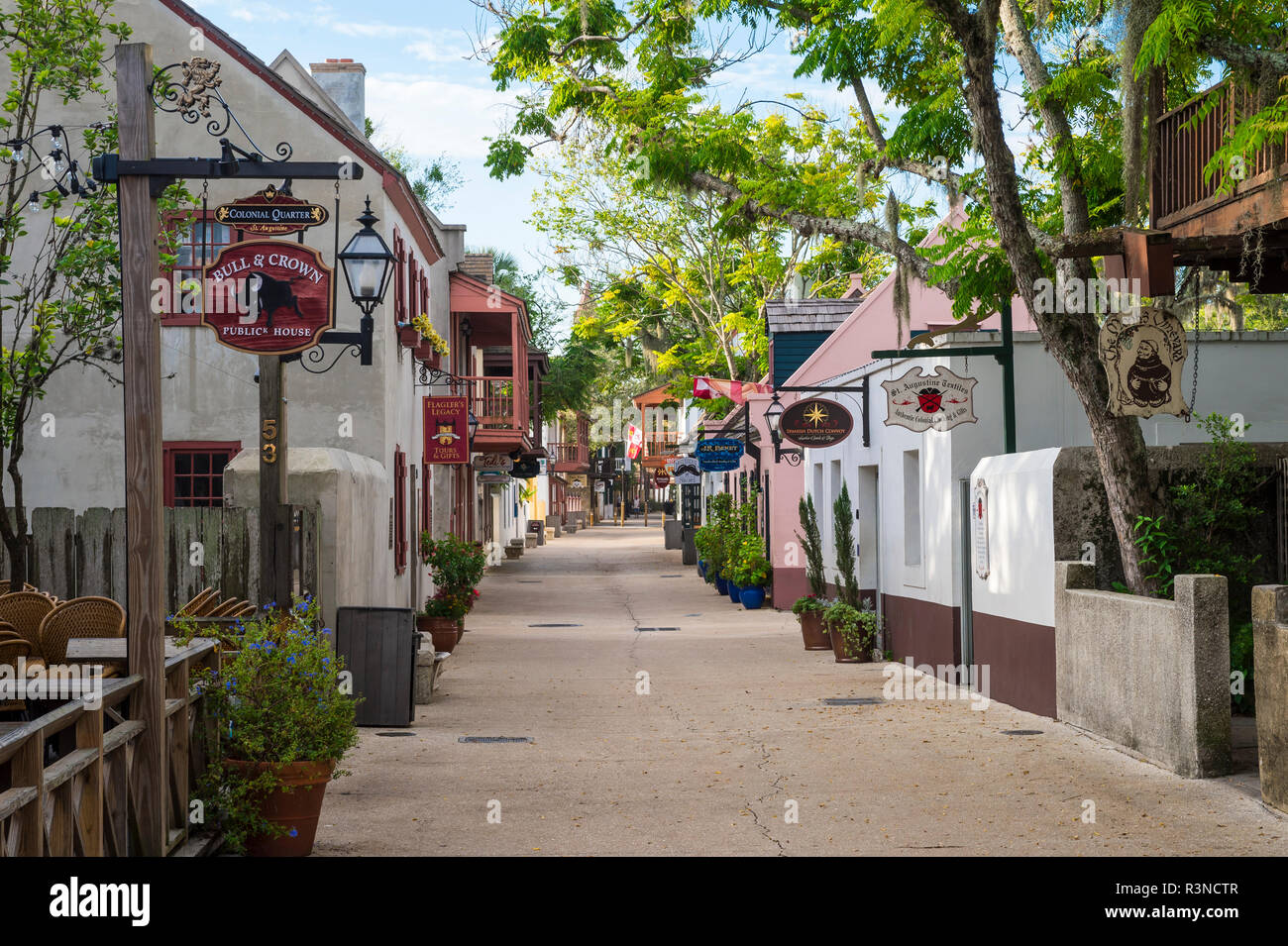 ST Augustine, Florida, Stati Uniti d'America - agosto, 2017: vuota una via pedonale piena di negozi e attrazioni nel quartiere storico attende i turisti. Foto Stock