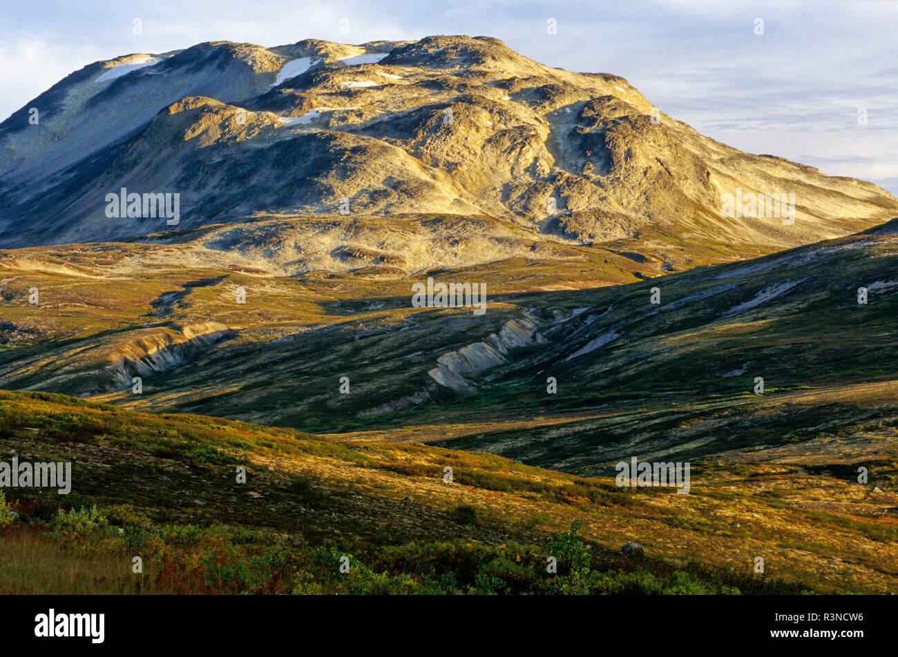 Canada, British Columbia. Paesaggio di montagna erosa e valle. Foto Stock