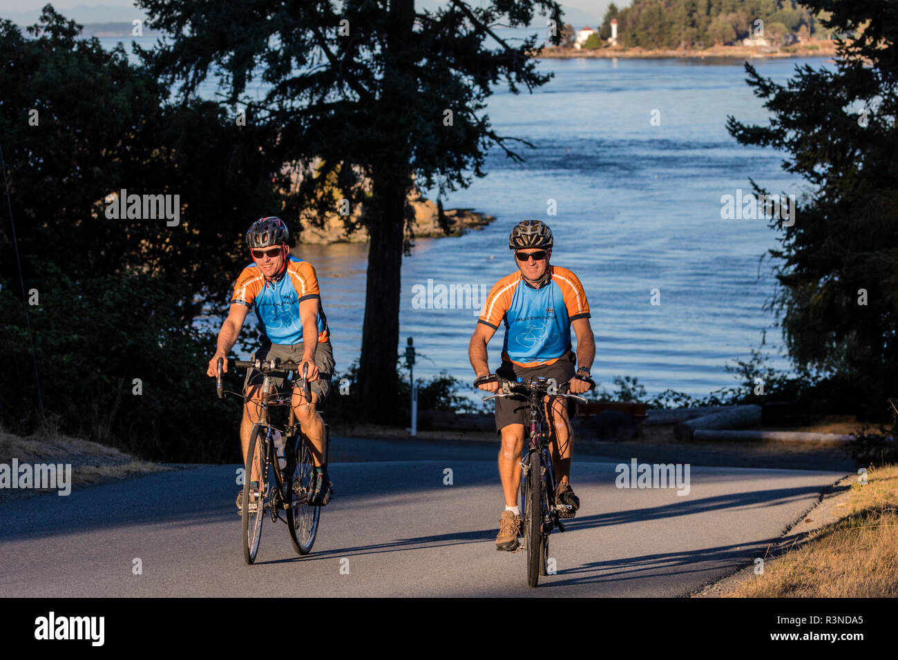 Ciclismo su strada sul isola di Galliano, British Columbia, Canada (MR) Foto Stock