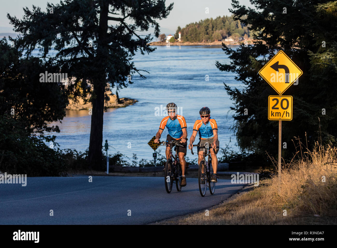 Ciclismo su strada sul isola di Galliano, British Columbia, Canada (MR) Foto Stock