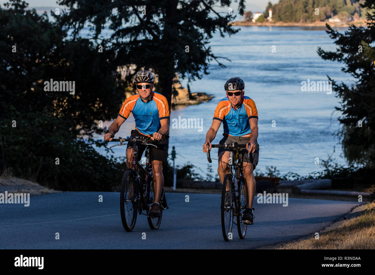 Ciclismo su strada sul isola di Galliano, British Columbia, Canada (MR) Foto Stock