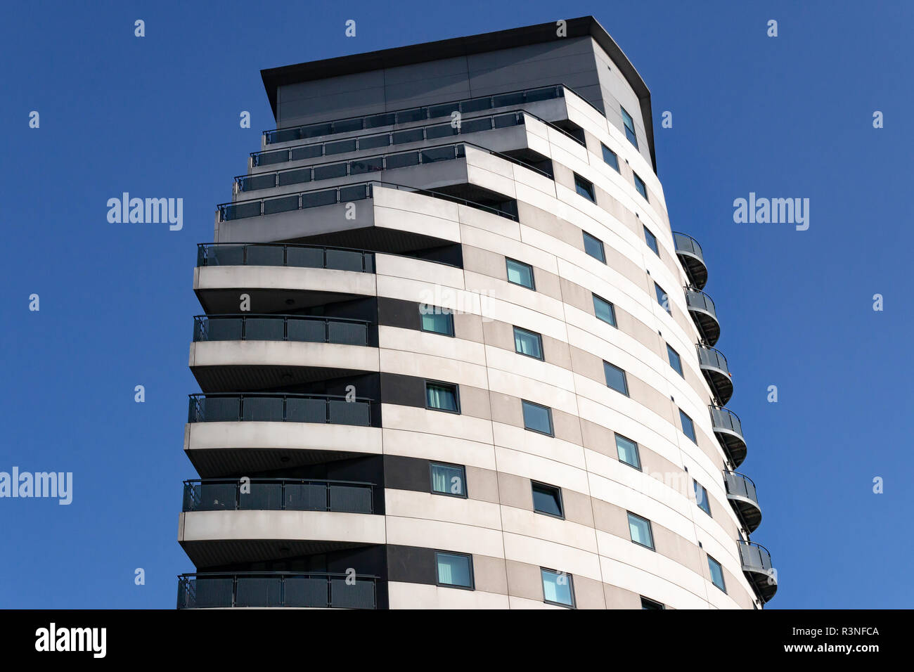 Un edificio grande e moderno nel centro di Birmingham. Foto Stock