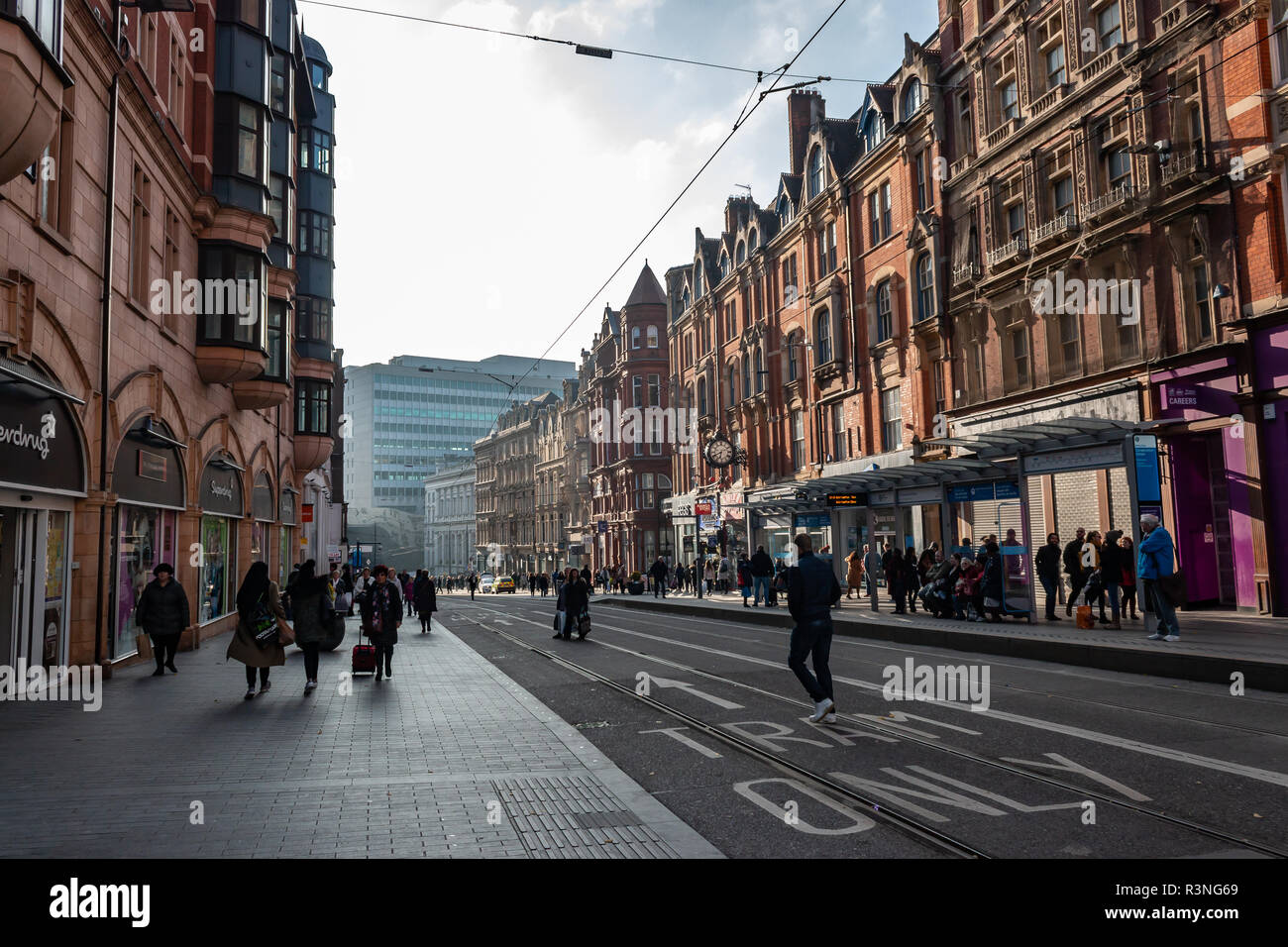 Occupato Corporation Street nel centro di Birmingham rivolta verso la luce del sole. Foto Stock