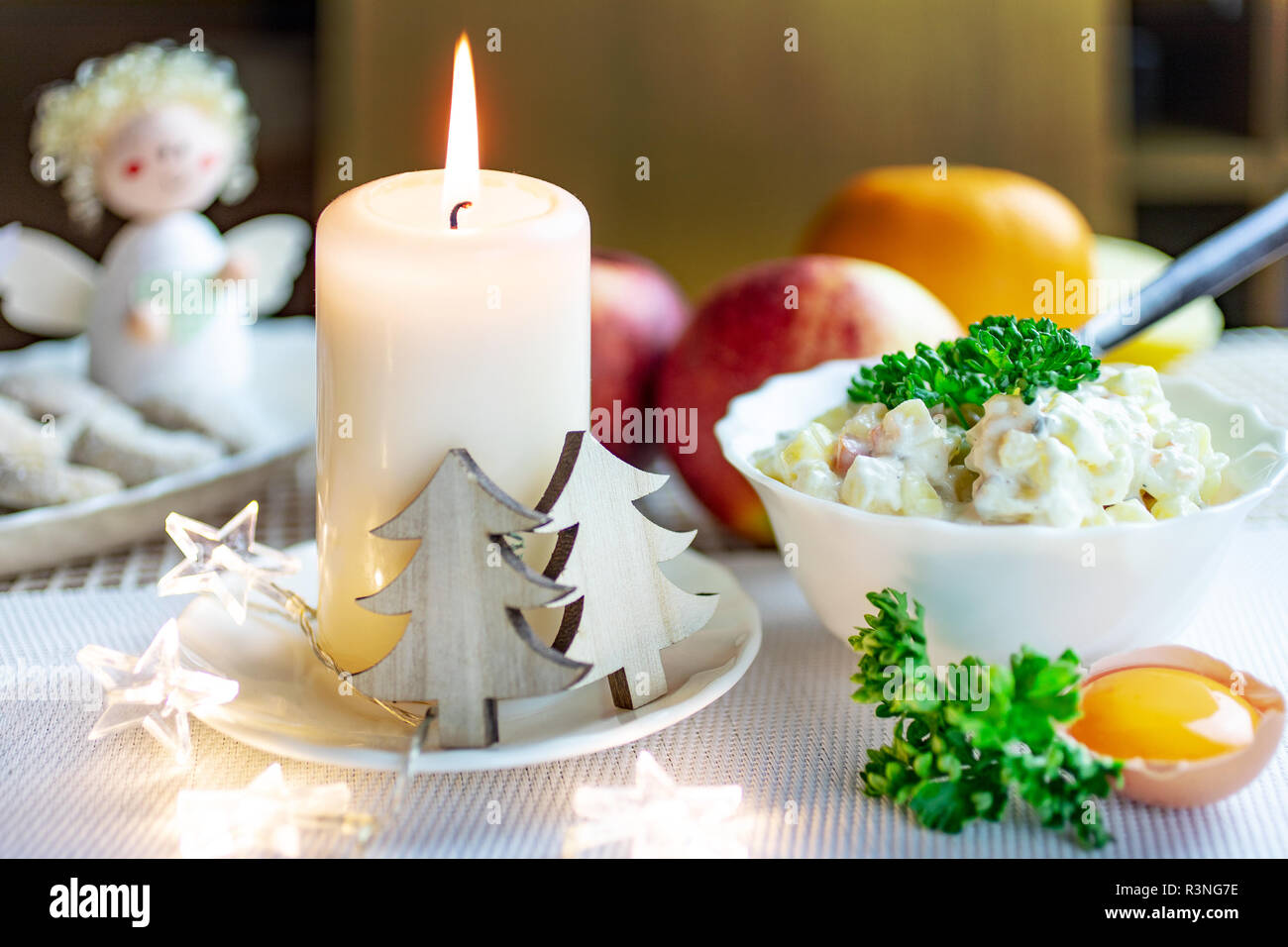 Ceca il tempo di natale e dogane - cucina boema e tipica candela e Decorazione per albero - casalinga tradizionale insalata di patate preparate per la festosa di Foto Stock