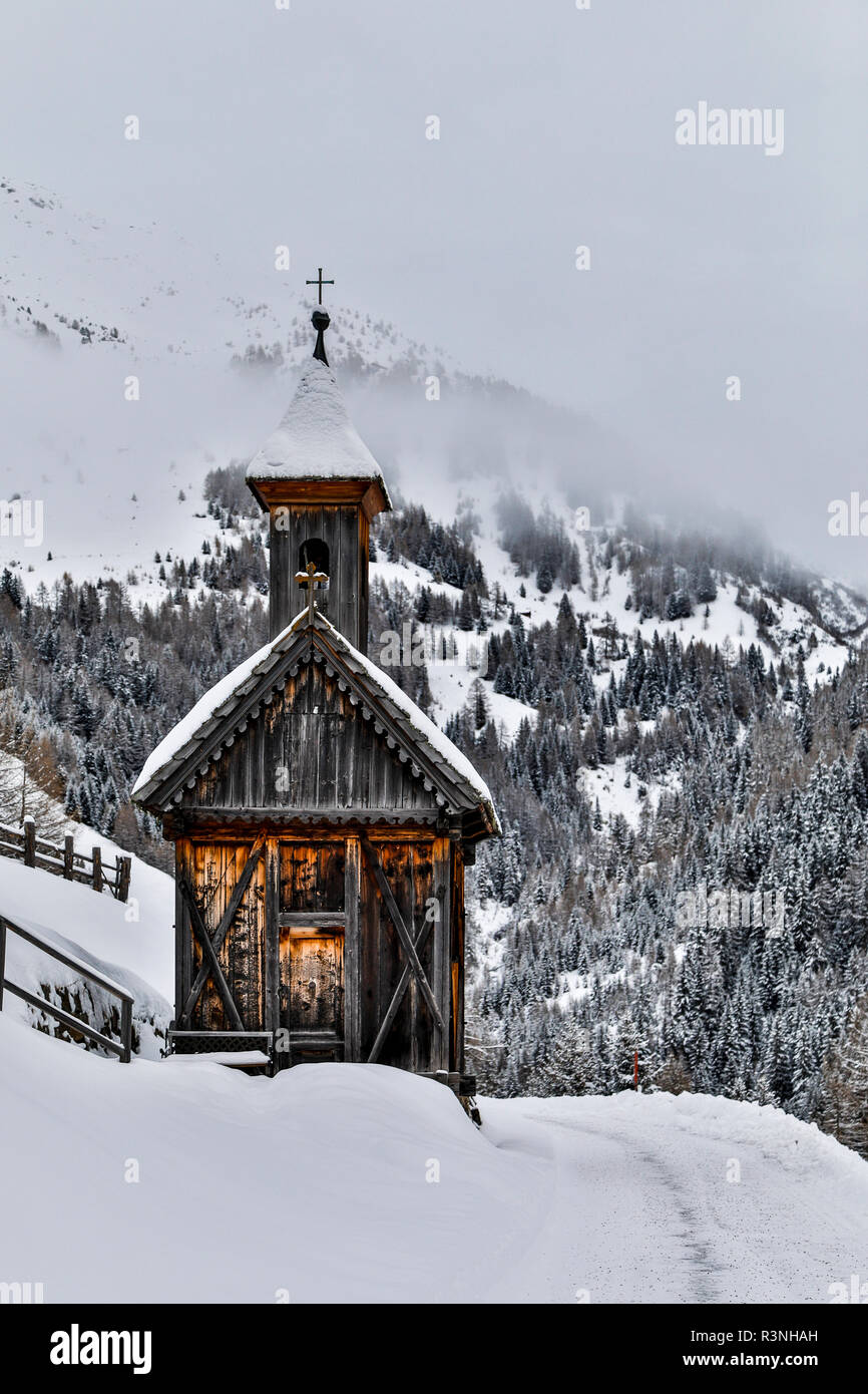 Europa Austria, Kals am Grossglockner. Piccola cappella lungo il tragitto su strada di montagna all'ombra del Monte Grossglockner nelle Alpi orientali Foto Stock