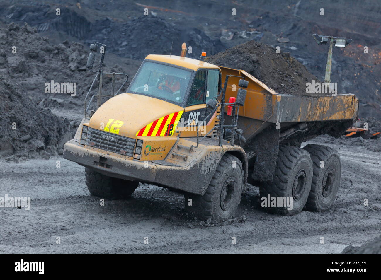 Un Caterpillar 740 Dumper Articolato lavorando sul sito a carbone Recycoal impianto di riciclaggio in Rossington,Doncaster che ora è stato demolito. Foto Stock