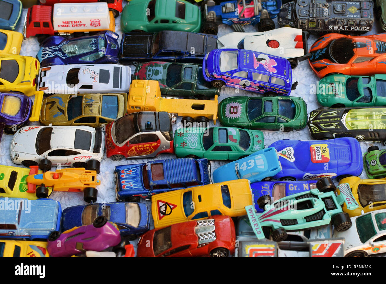 Atene, Grecia - 2 ottobre 2018: giocattolo antico collezione di automobili per la vendita al mercato di strada. Vintage automobile in miniatura in scala le repliche. Foto Stock