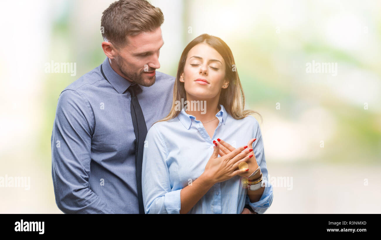 I giovani lavoratori azienda giovane su sfondo isolato sorridente con le mani sul petto con gli occhi chiusi e grato gesto sul viso. Concetto di salute. Foto Stock