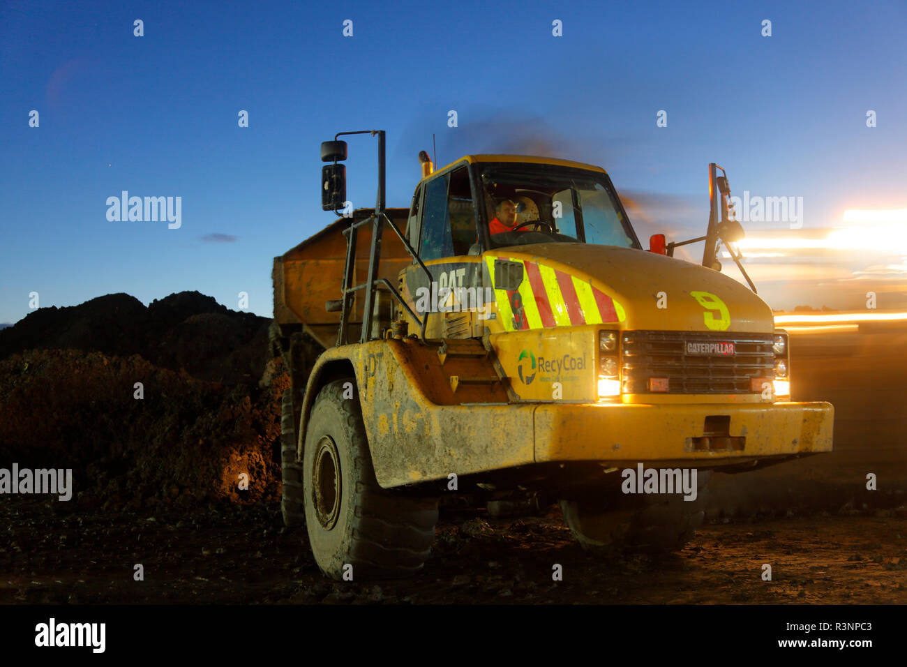 Un Caterpillar 740 Dumper Articolato lavorando sul sito a carbone Recycoal impianto di riciclaggio in Rossington,Doncaster che ora è stato demolito. Foto Stock