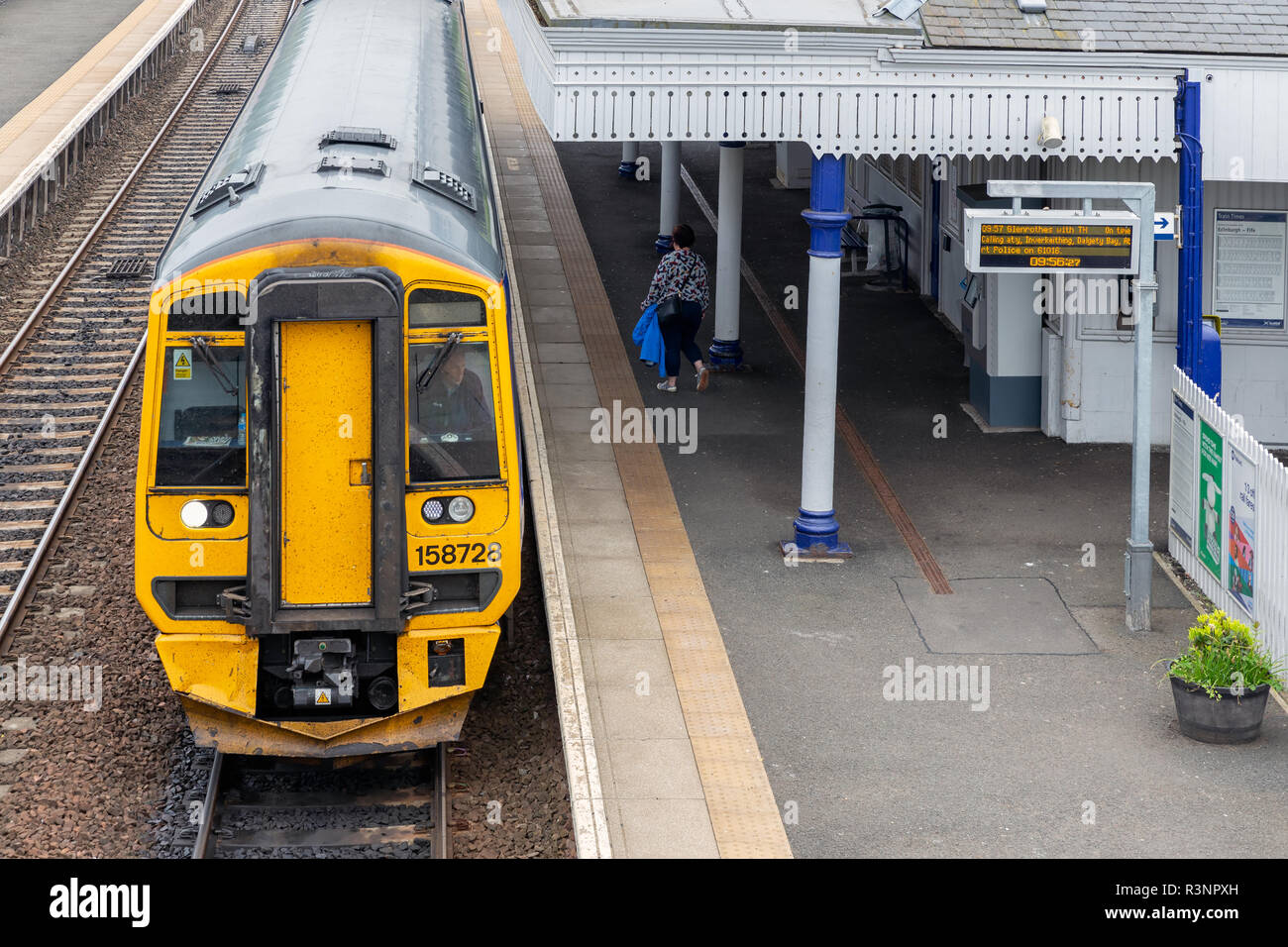 Rurale la stazione ferroviaria con la piattaforma e biglietteria in Scozia Foto Stock