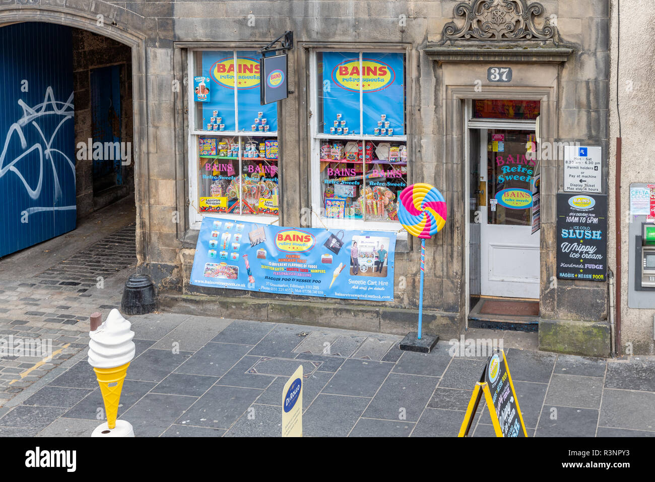 Negozio di caramelle con colorata vetrina centro nel borgo medievale di Edimburgo Foto Stock