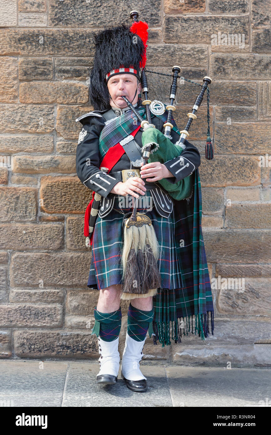 L uomo nel tradizionale abbigliamento scozzese riproduzione di cornamuse in  Edinburgh Foto stock - Alamy