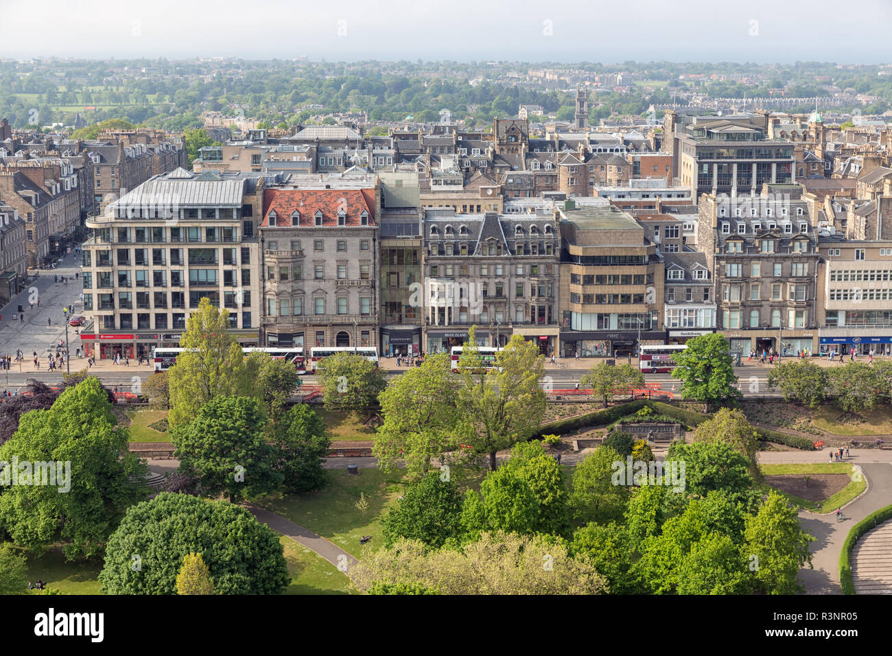 Cityscape Edimburgo con giardini di Princes Street, antenna vista dal castello Foto Stock
