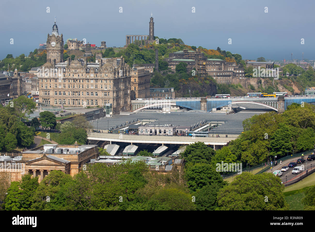Vista aerea da Scottish il castello di Edinburgo e alla stazione ferroviaria di Waverley Foto Stock