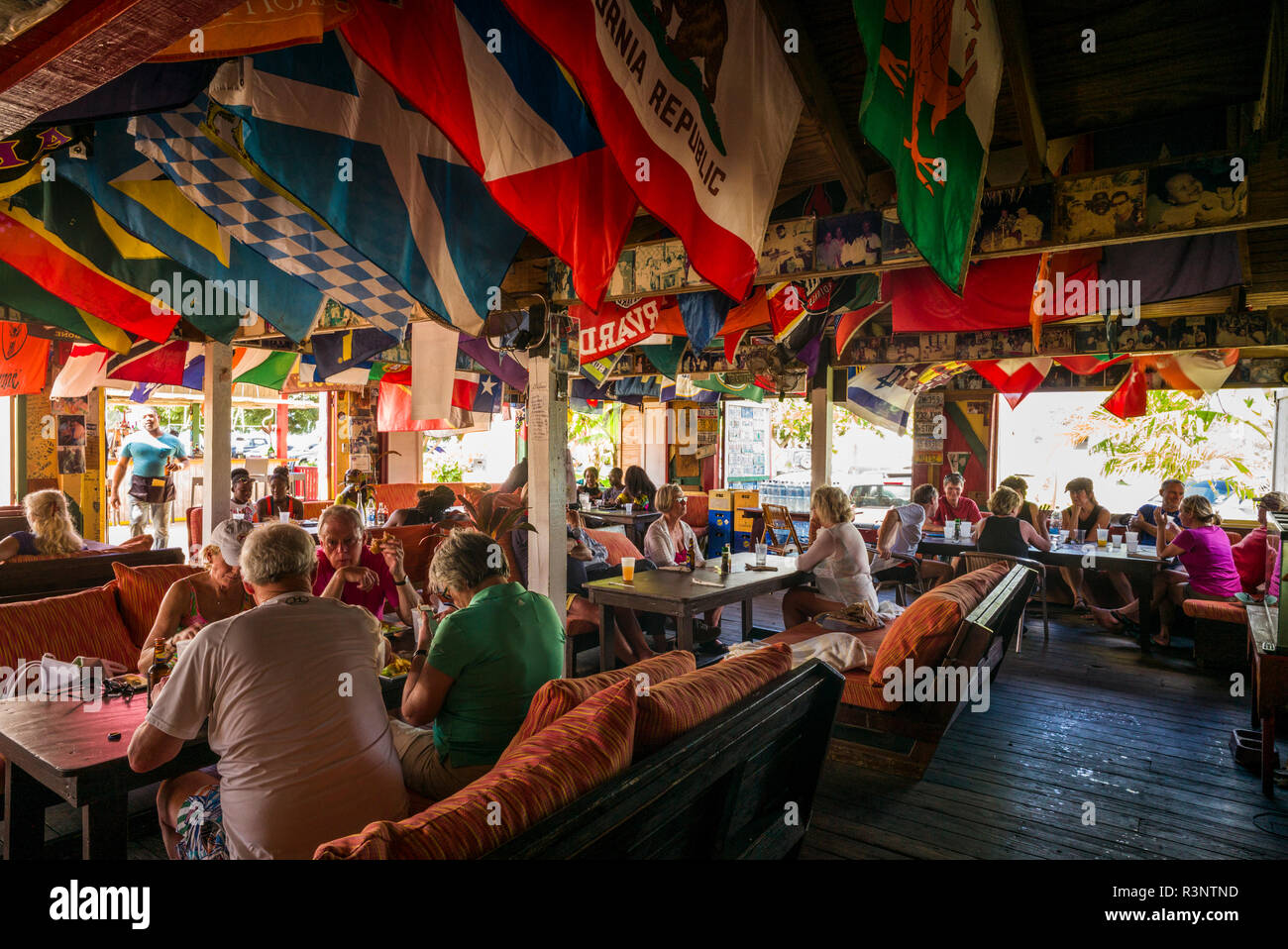 Saint Kitts e Nevis, Nevis. Pinney's Beach, Sunshine's Bar (solo uso editoriale) Foto Stock