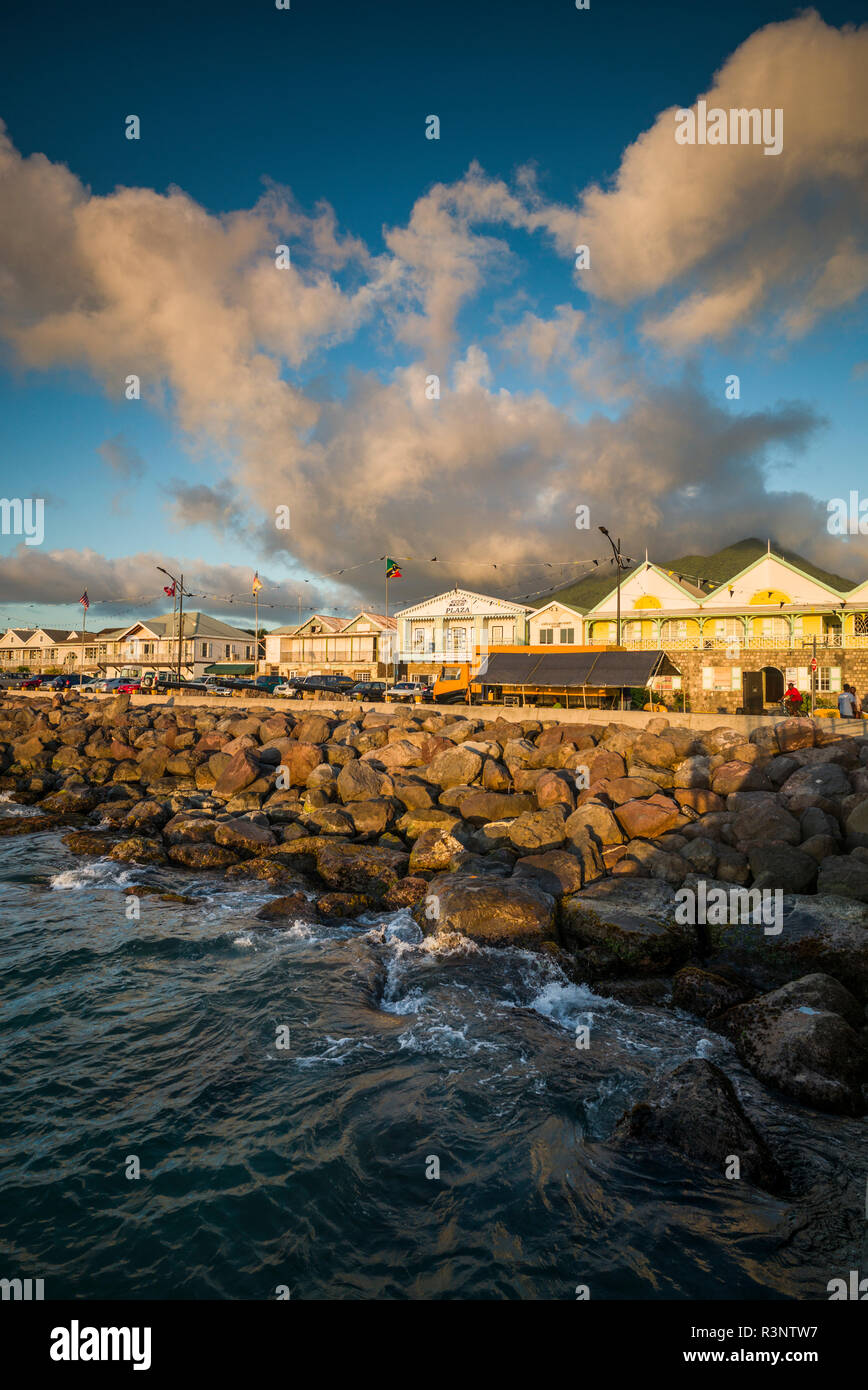 Saint Kitts e Nevis, Nevis. Charlestown waterfront edifici Foto Stock