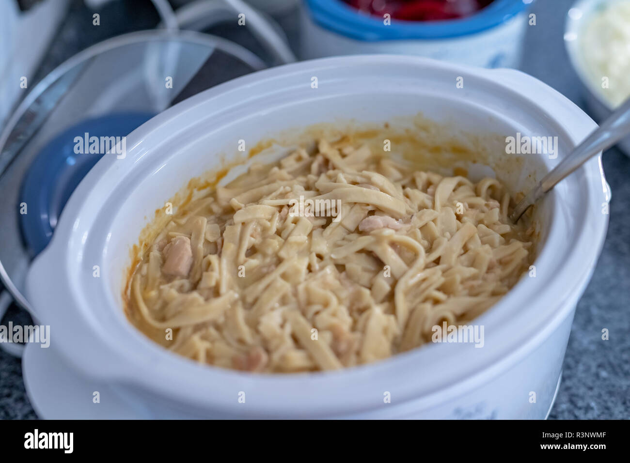 Un coccio di pollo e tagliatelle per cena di ringraziamento Foto Stock