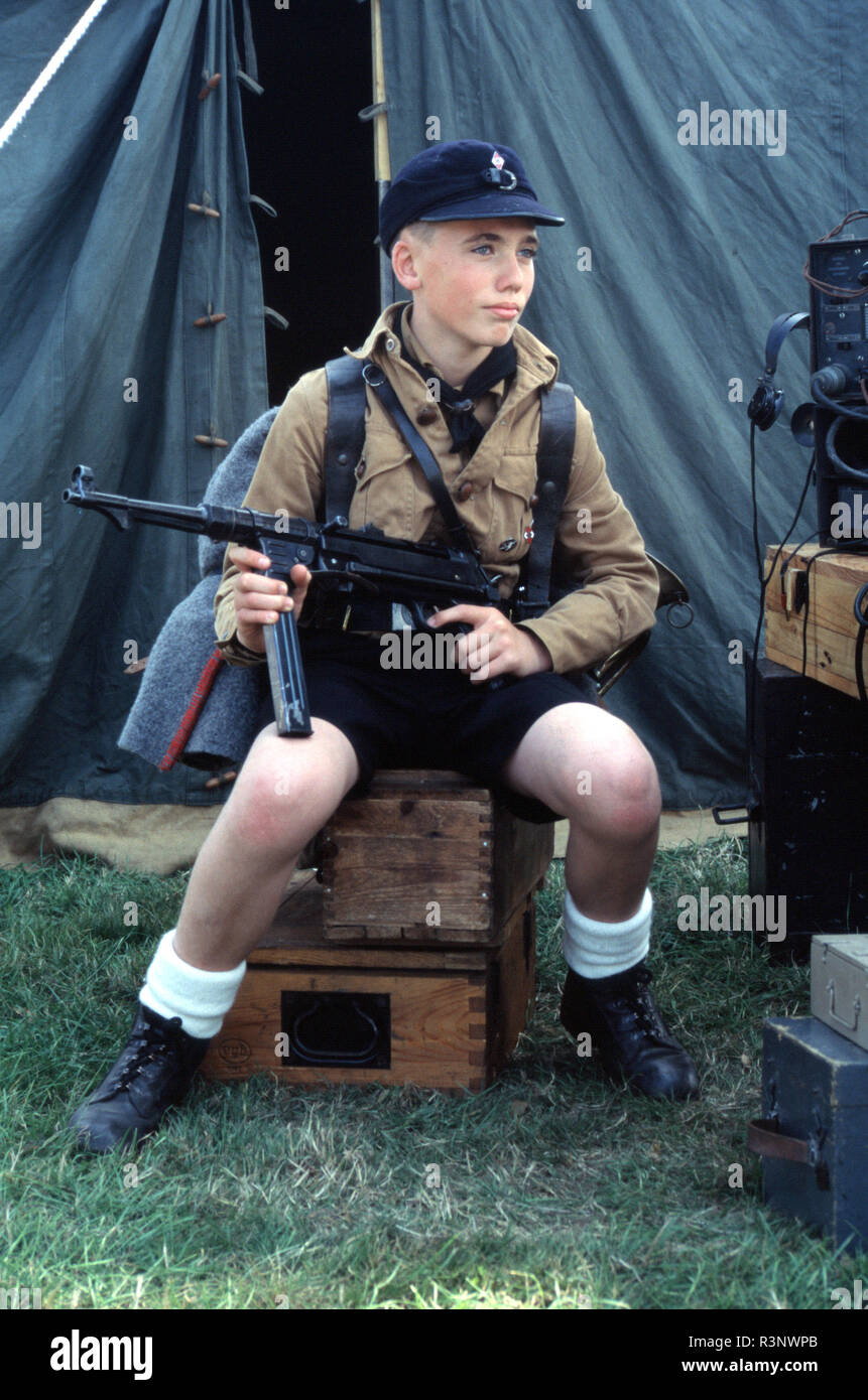 Gioventù Hitleriana con MP40 (Reenactor) Foto Stock