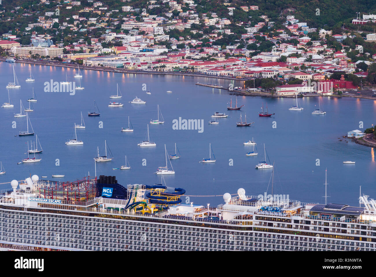 Stati Uniti Isole Vergini, San Tommaso. Charlotte Amalie, Havensight Porto Crocieristico dal punto di paradiso Foto Stock