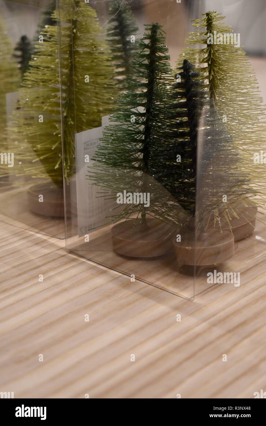 Di plastica e piccoli alberi di natale su una tavola di legno per la  vendita Ho negozio Ikea, Svezia Foto stock - Alamy