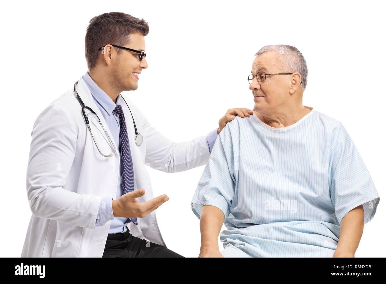 Giovane medico parlando ad un paziente anziano isolato su sfondo bianco Foto Stock