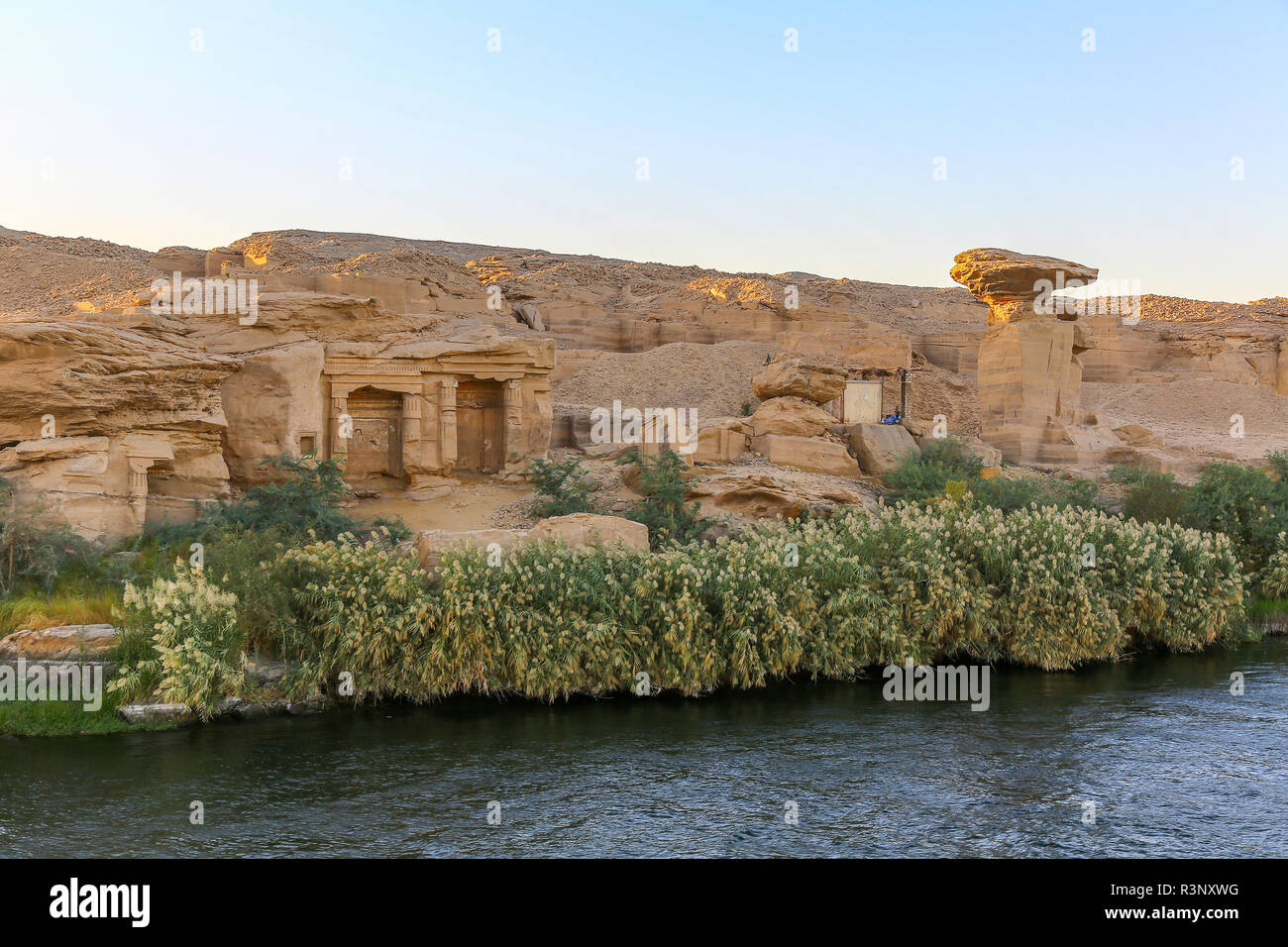 Un piccolo tempio costruito nella roccia situata tra Edfu e Aswan sul fiume Nilo in Egitto, Africa Foto Stock