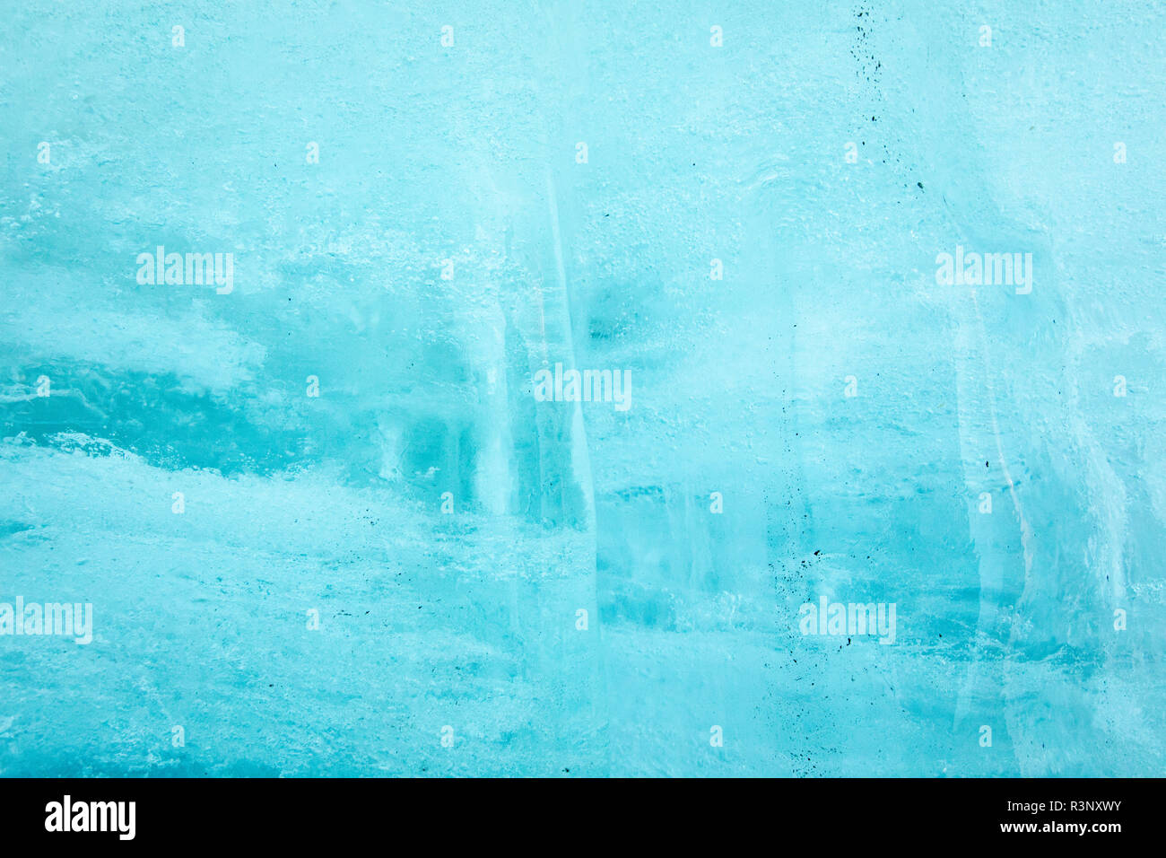 Le bolle di aria nel ghiaccio blu all'interno del tunnel di ghiaccio in corrispondenza della bocca del ghiacciaio del Rodano. Enormi fogli con coperte di vello coprire un tunnel di ghiaccio in corrispondenza della bocca del ghiacciaio del Rodano in Svizzera. Dopo un inverno con un record di quantità di neve, la maggior parte di esso era andato quando questa immagine è stata presa il 14 luglio 2018, esponendo il ghiaccio più scure. Mentre la neve è un brillante riflettore dell'energia dal sole, il ghiaccio più scura assorbe l'energia invece, accelerando la fusione del ghiacciaio. Il colore e le tenebre del ghiacciaio variano in tutto il mondo, a seconda dell'accumulo di inquinamento, età di ghiaccio, particelle prelevate Foto Stock