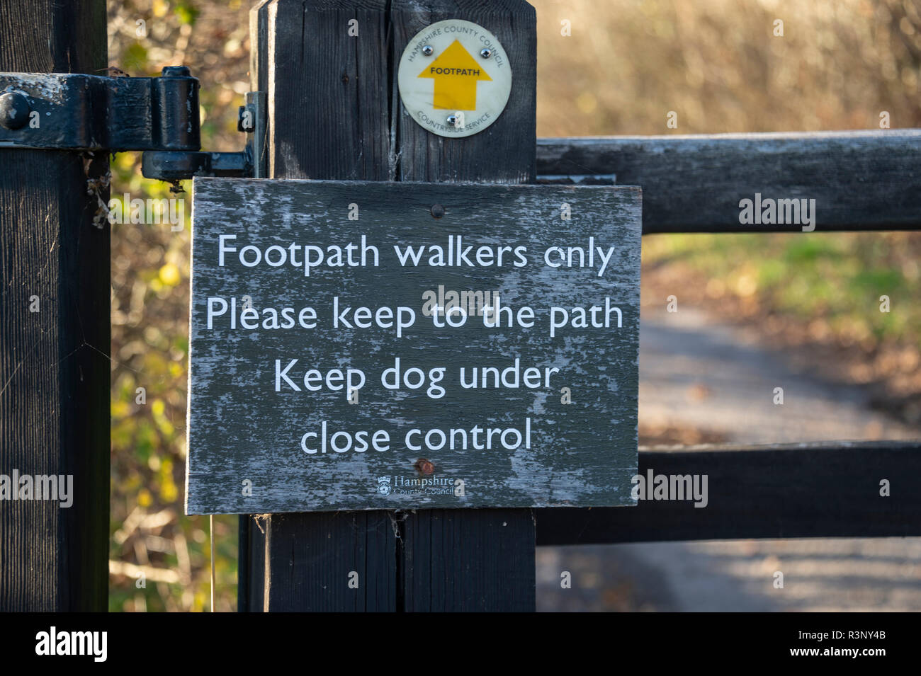 Sentiero segno su un cancello "camminatori, solo tenere cani sotto controllo" Foto Stock