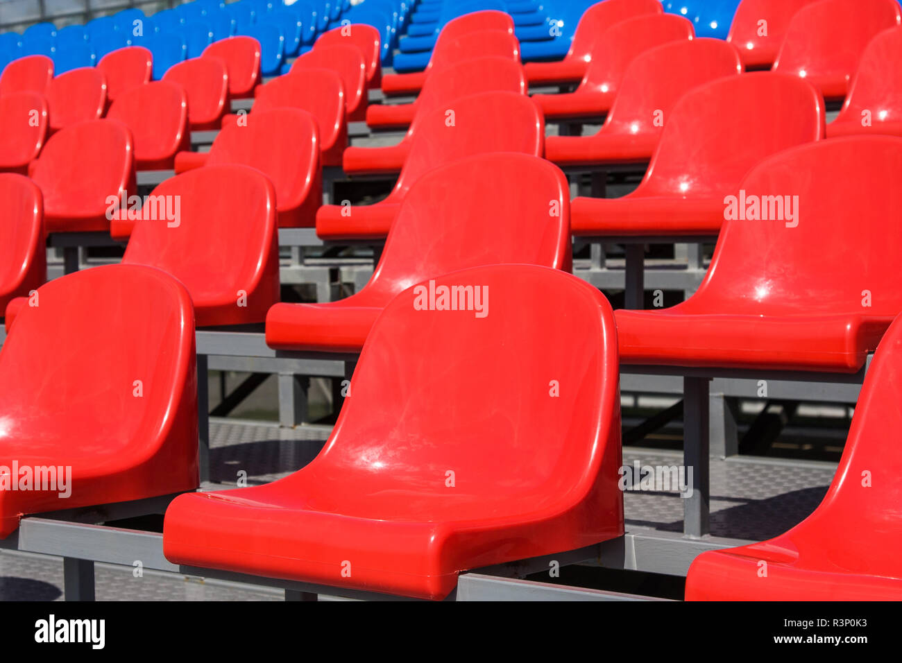 Sedili in plastica sul stadium in estate Foto Stock