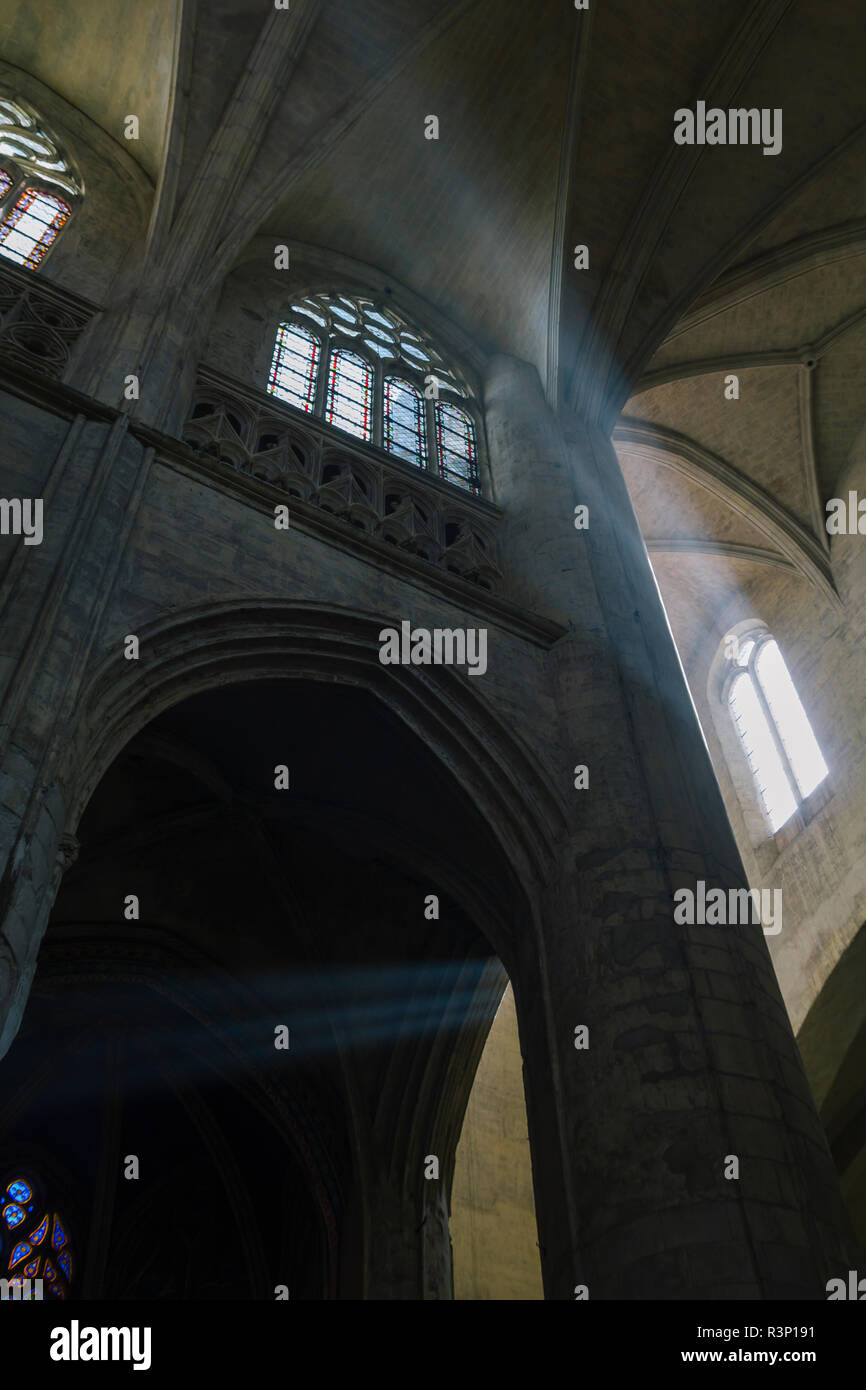 Raggi di sole da una finestra, all'interno di una cattedrale Foto Stock