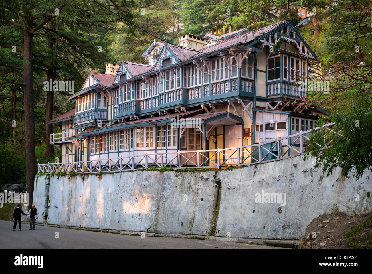 Il governo del Punjab Cedar circuito di casa in Shimla, uno storico edificio che caratterizzano la caratteristica architettura di Shimla, India Foto Stock