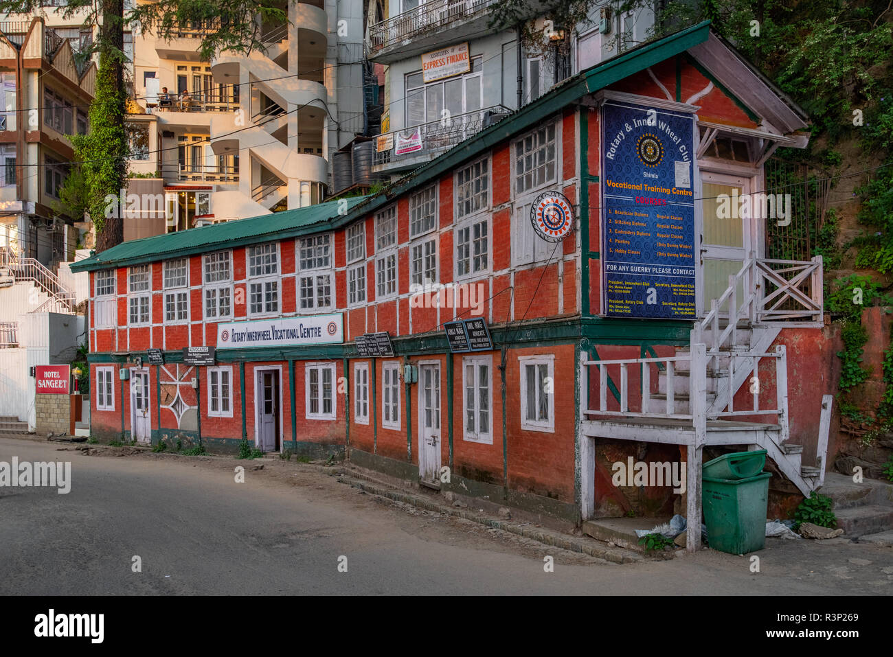 Il leggermente ma fatiscente edificio tradizionale del Rotary Club di Shimla: una storica pietra miliare di Shimla in Mall Road, Himachal Pradesh, India Foto Stock