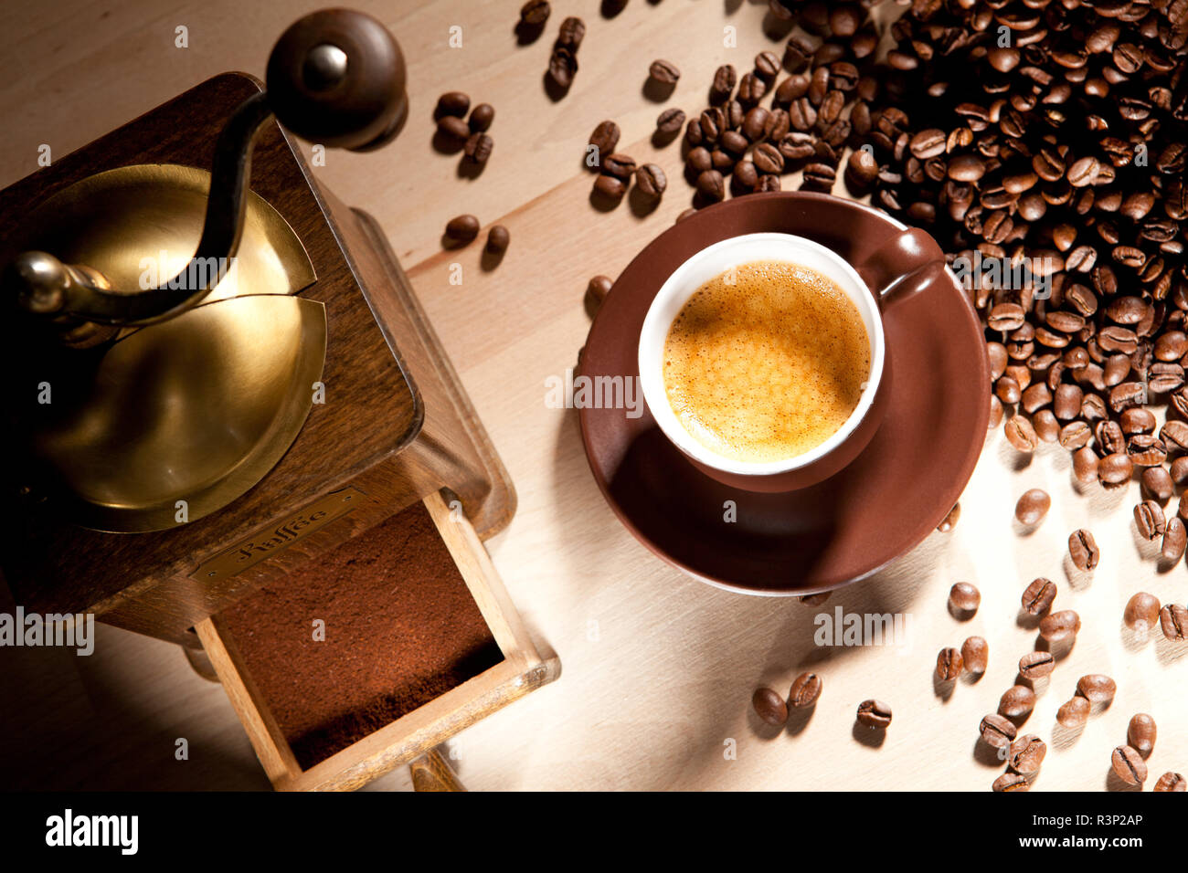 Il piacere del caffè macinato fresco Foto Stock