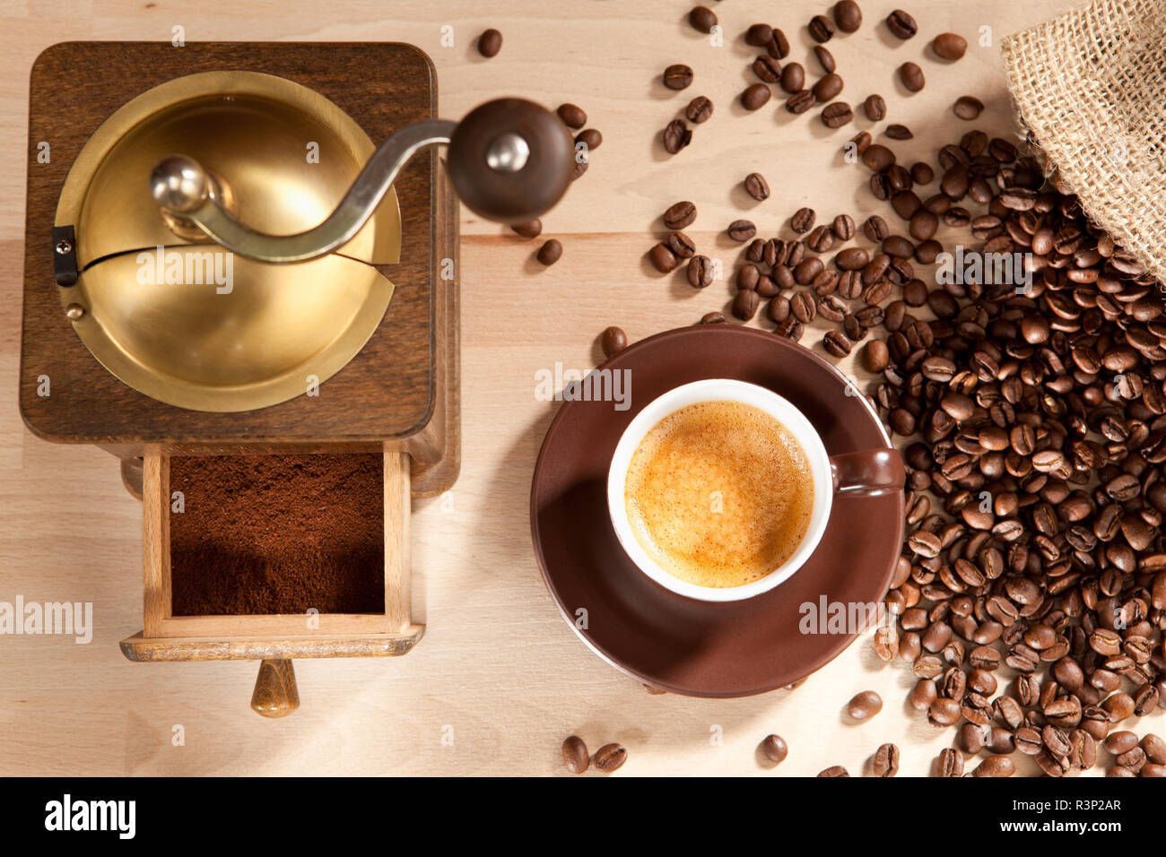 Godendo di caffè macinato fresco Foto Stock