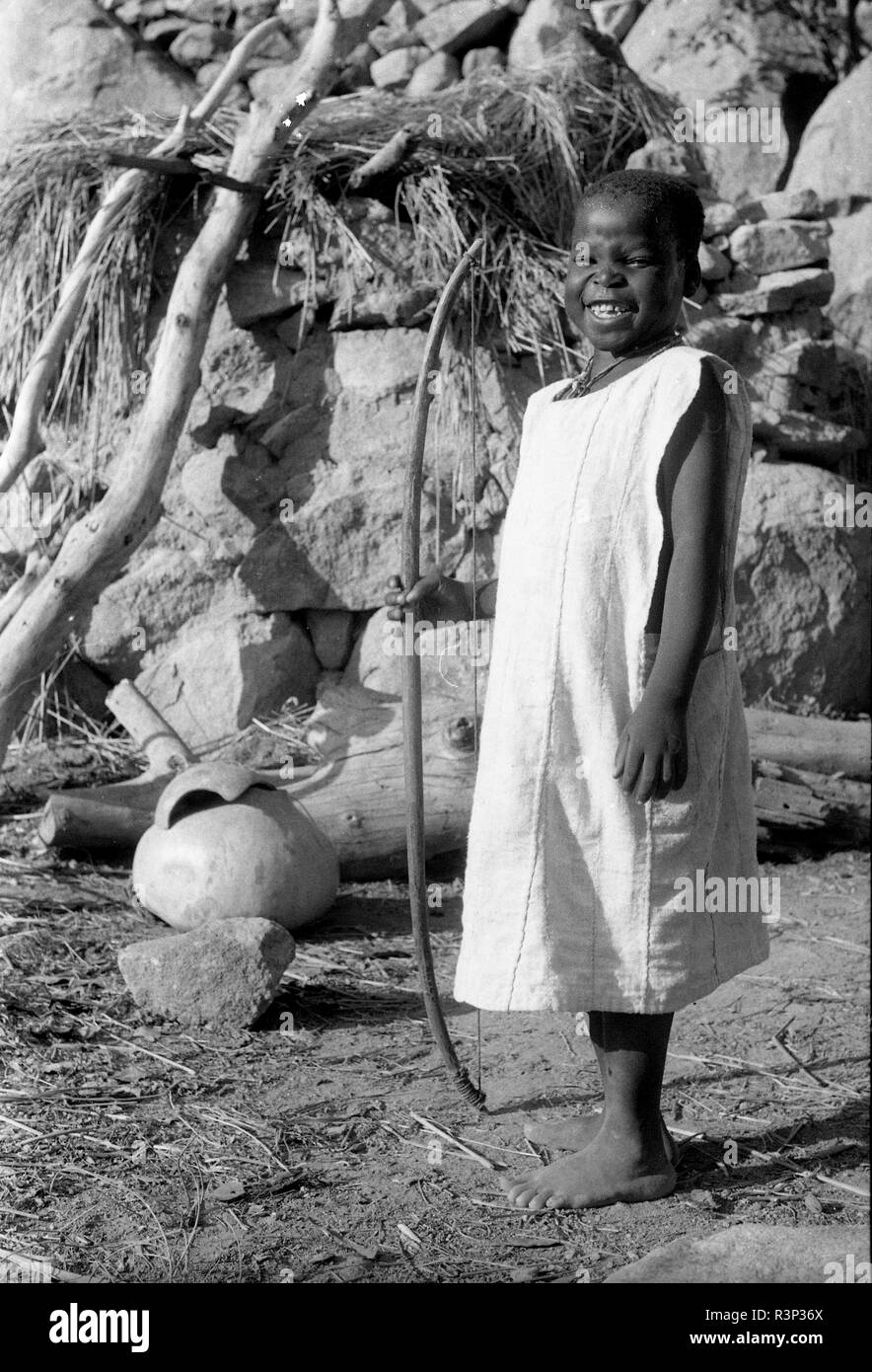 Camerun degli anni cinquanta bambino con arco lungo Foto Stock