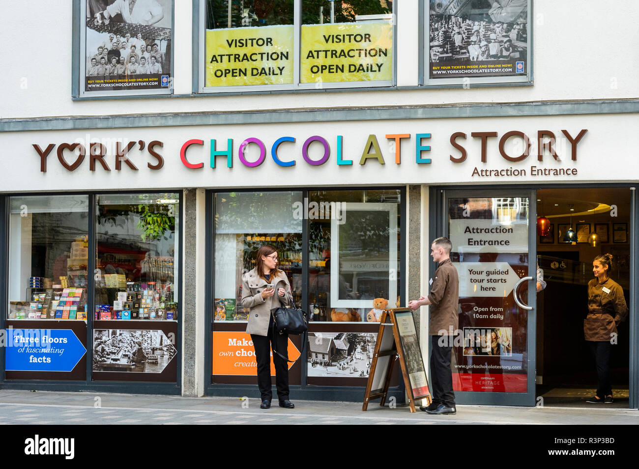 I membri del personale parlano al visitatore dal portone d'ingresso di York del cioccolato storia museo interattivo attrazione - York, North Yorkshire, Inghilterra, Regno Unito. Foto Stock