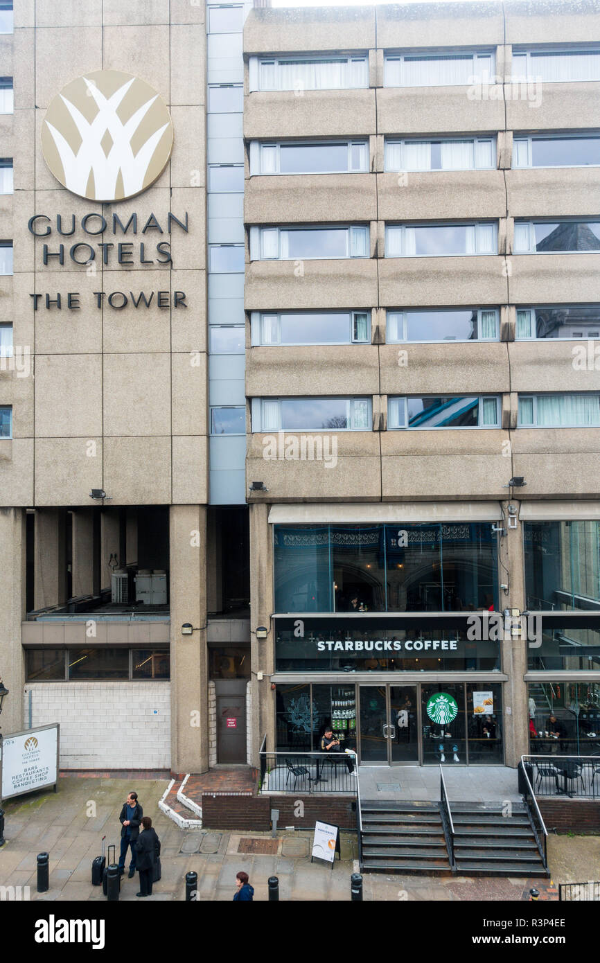 Guoman Hotel La Torre, Starbucks Coffee shop ingresso, Londra, Regno Unito, Europa Foto Stock