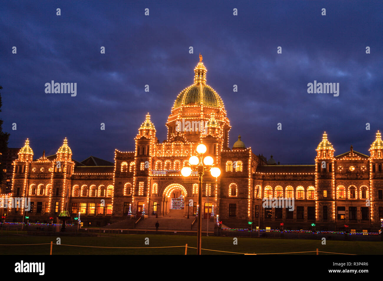 Le luci di Natale, gli edifici del Parlamento europeo durante la notte, Porto Interno, Victoria, British Columbia, Canada Foto Stock