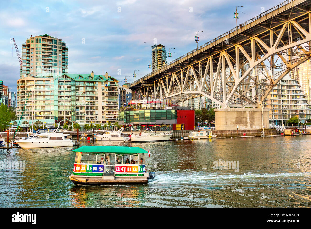 Granville Island ponte con il traghetto, yachts e edifici di appartamenti, Vancouver, British Columbia, Canada Foto Stock