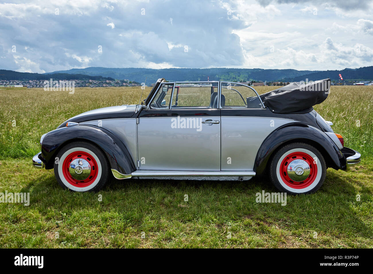 Houtaud/Franche Comté/Francia/Giugno 2018 : Grigio e Nero Volkswagen Beatle Parchi di auto oldtimer Rallye Foto Stock