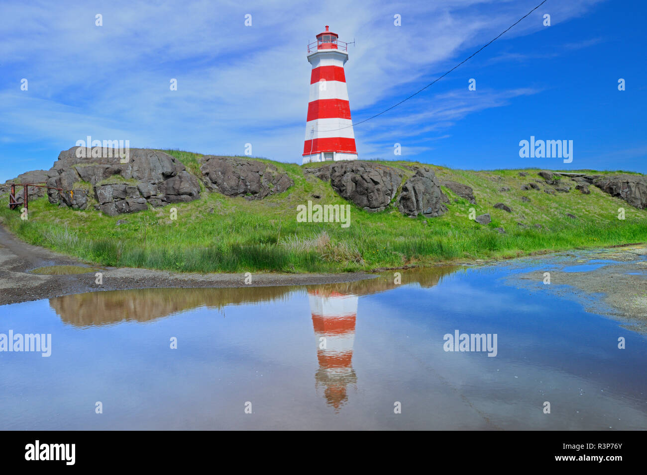 Canada, Nova Scotia, Brier Island. La riflessione di Brier Island Lighthouse in stagno. Foto Stock