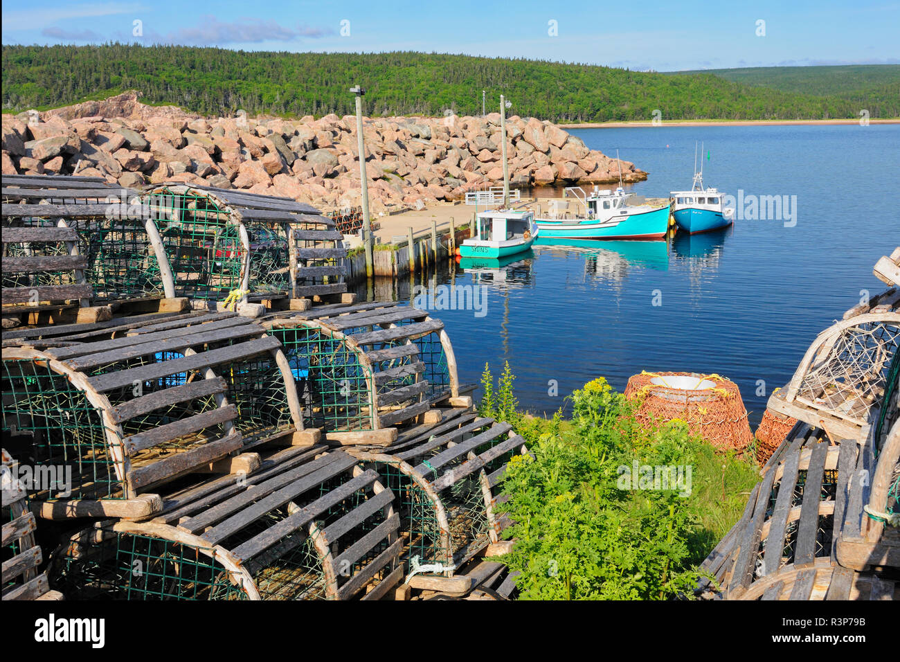 Canada, Nova Scotia, Neils Harbour. Barche e astice trappole in villaggio costiero. Foto Stock
