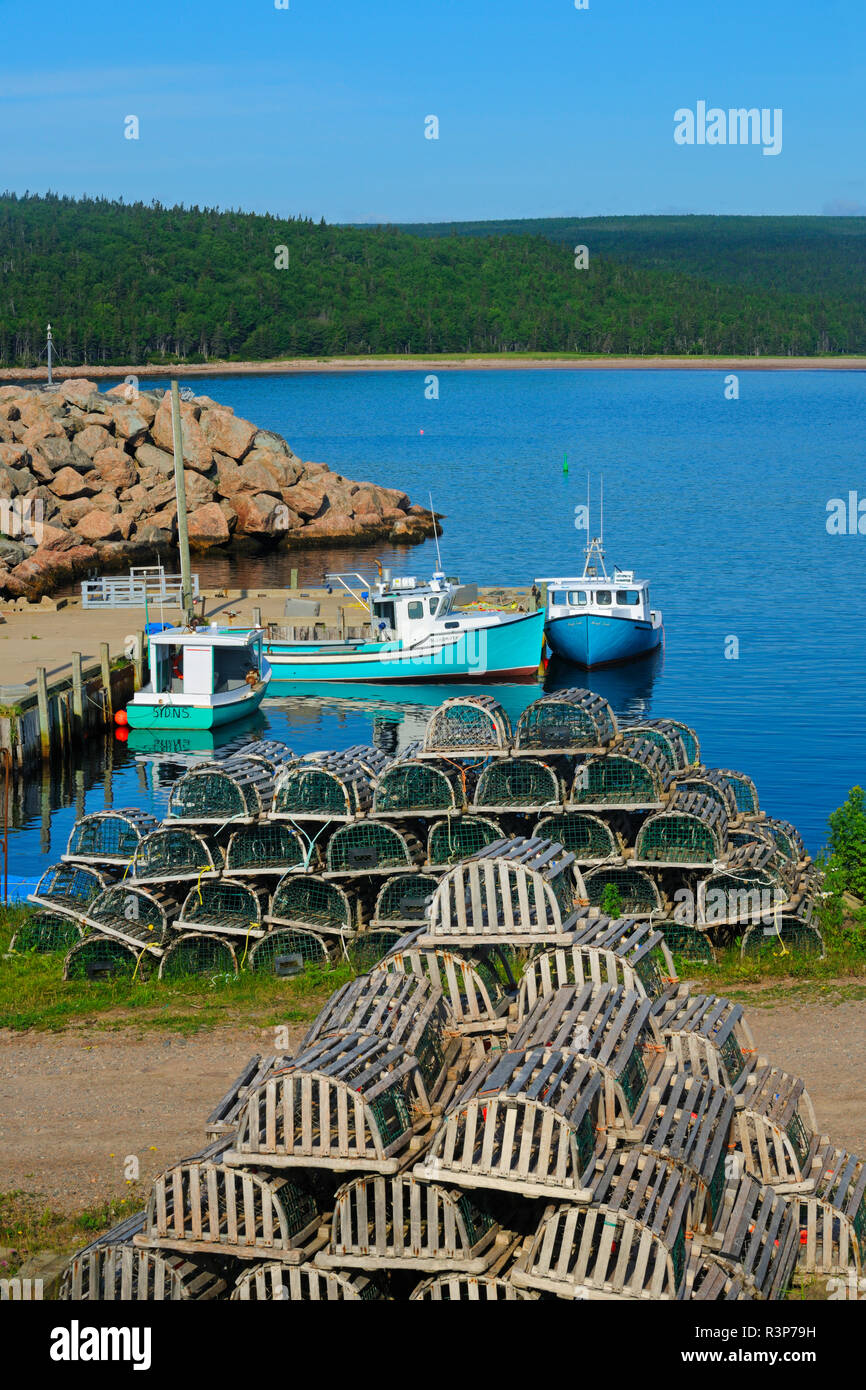 Canada, Nova Scotia, Neils Harbour. Barche e astice trappole in villaggio costiero. Foto Stock