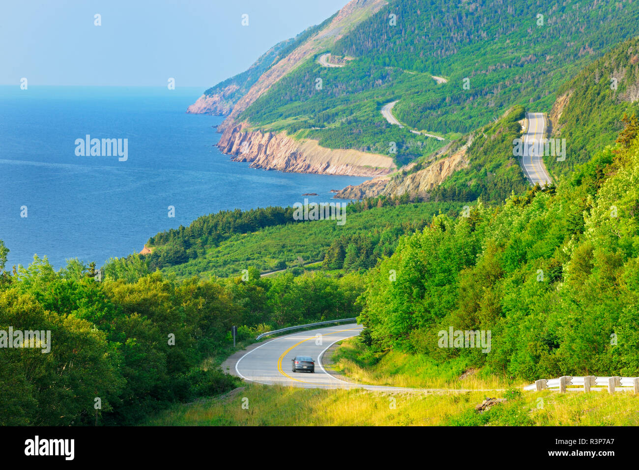 Canada, Nova Scotia, Cape Breton Highlands National Park. Veicolo su bobinatrici Cabot Trail road. Foto Stock