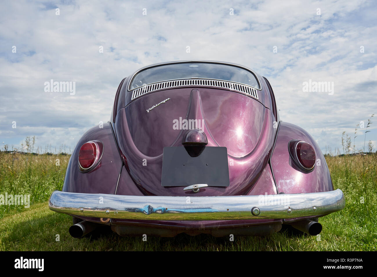 Houtaud/Franche Comté/Francia/Giugno 2018 : Shiny viola Volkswagen Beatle Parchi di auto oldtimer Rallye Foto Stock