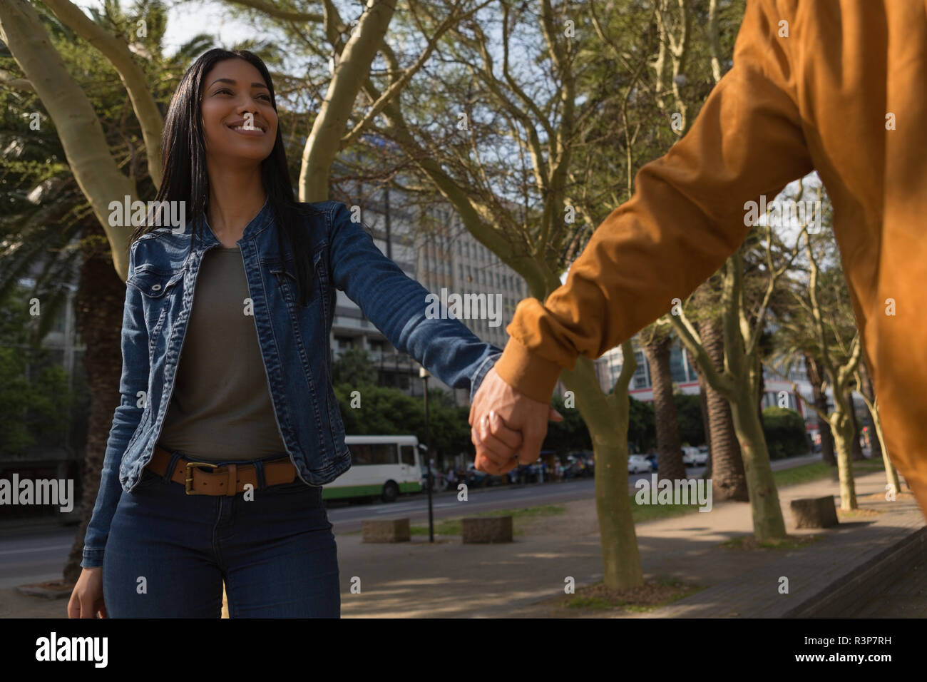 Giovane Azienda mano nella città Foto Stock