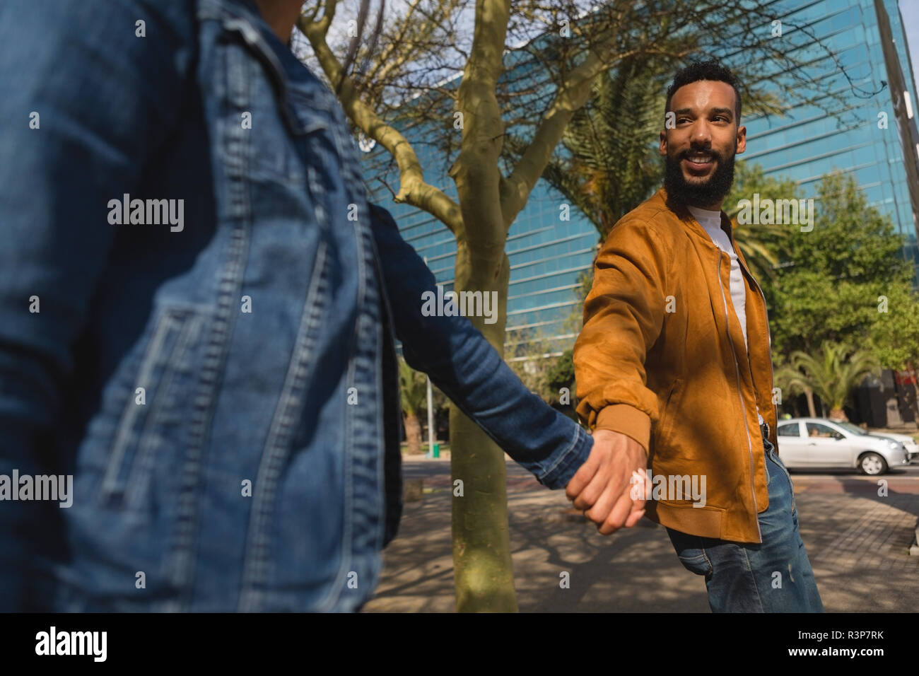 Giovane Azienda mano nella strada di città Foto Stock