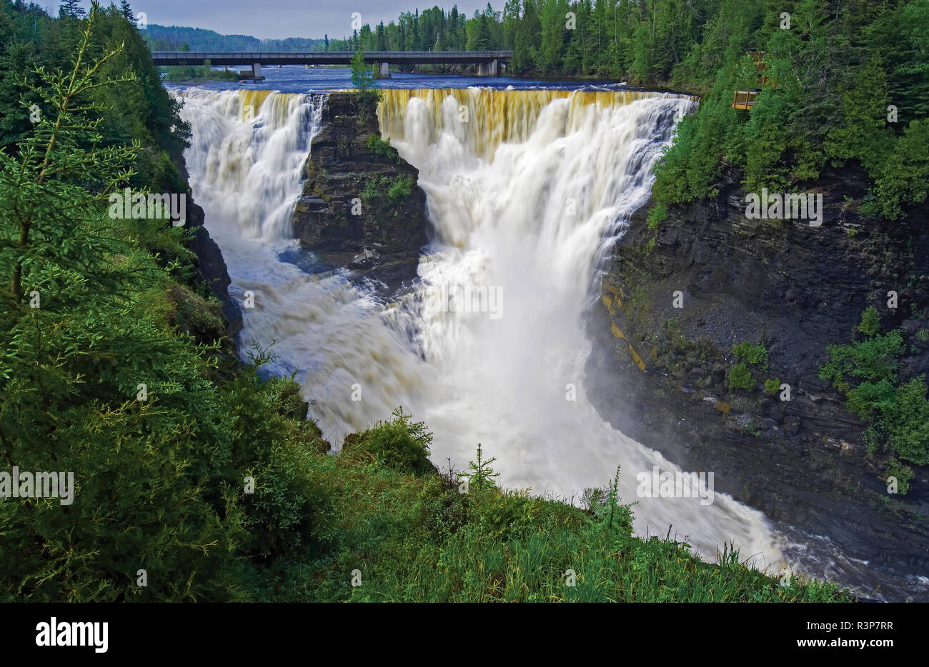 Canada Ontario, Kakabeka Falls Parco Provinciale. Fiume Kaministiquia a Kakabeka Falls. Foto Stock