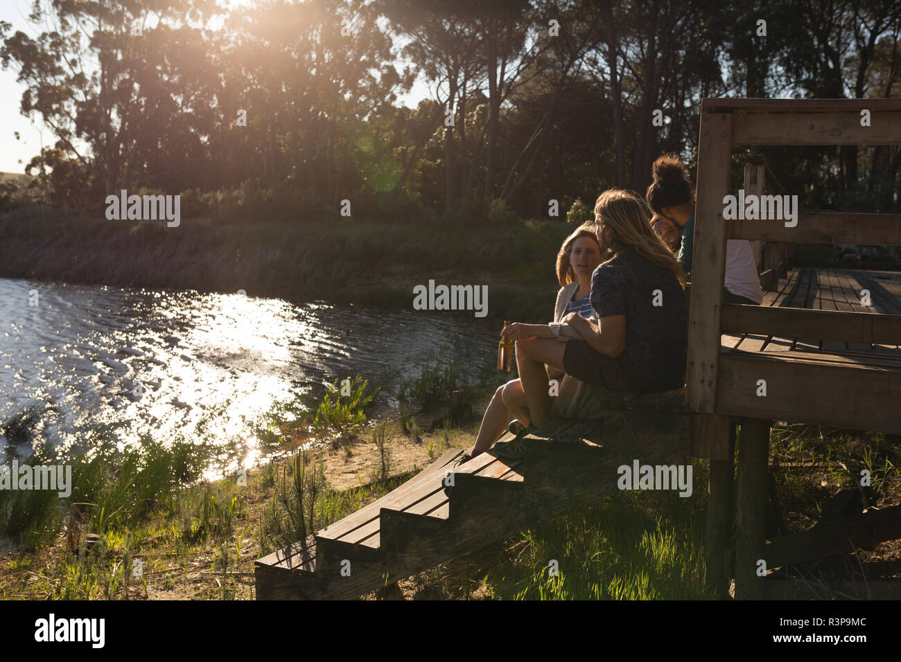 Gruppo di amici a parlare con ciascun altro sulla cabina Foto Stock