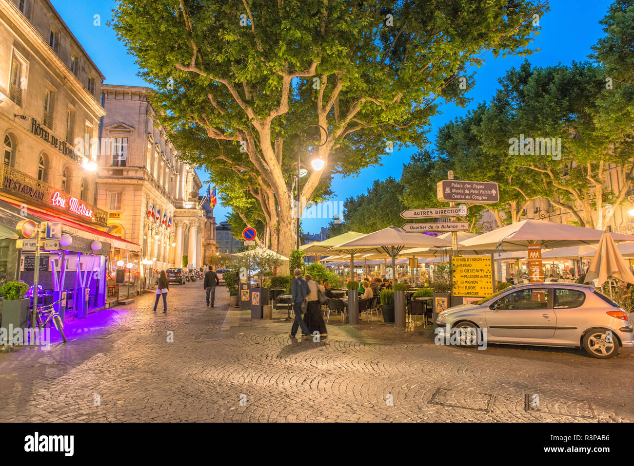 Cafè sul marciapiede, orologio Square, Avignone, Provenza, Francia Foto Stock